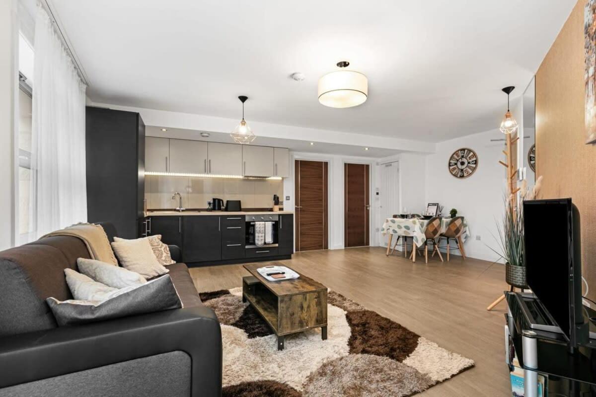Modern 1 Bedroom Apartment In Woking Town Centre Экстерьер фото