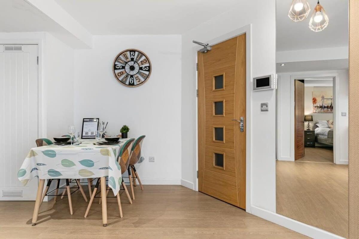 Modern 1 Bedroom Apartment In Woking Town Centre Экстерьер фото